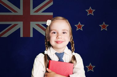 Çocuk kız öğrenci kitap Yeni Zelanda bayrağı arka planı ile Yeni Zelanda konseptiyle
