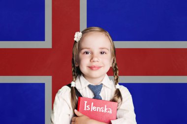 Küçük kız öğrenci kitap İzlanda bayrağı arka plan ile. İzlanda Dili, İzlanda concep öğrenmek