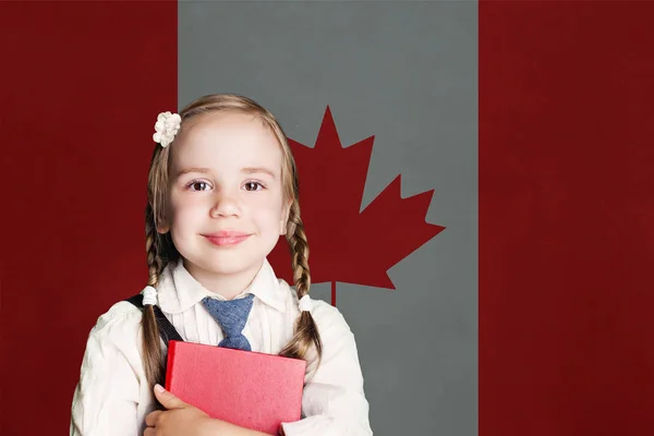 Mutlu Çocuk Kız Okulda Kitap Kanada Bayrağı Arka Planı Ile — Stok fotoğraf