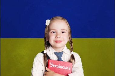 Ukrayna kavramı ile Ukrayna bayrağı arka plan üzerinde kırmızı kitap ile küçük kız öğrenci evlat. Ukrayna dili öğrenmek