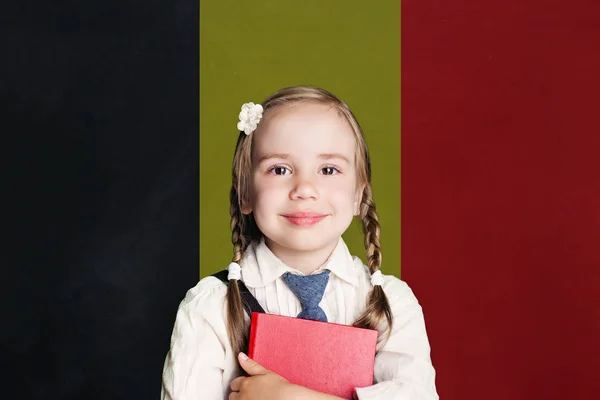 Bélgica Conceito Com Menina Feliz Uniforme Escolar Com Livro Contra — Fotografia de Stock