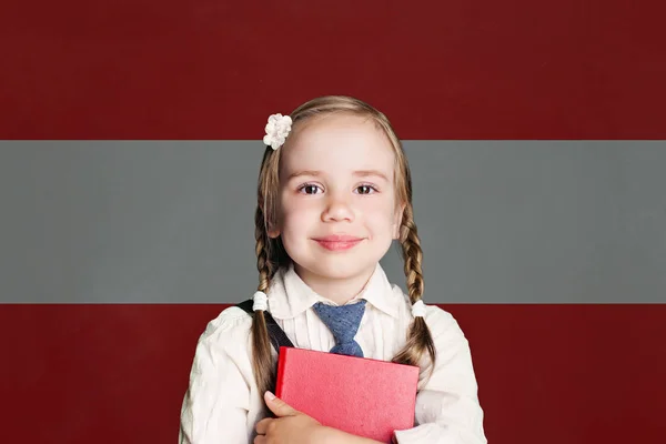 Αυστρία Έννοια Παιδί Μικρό Κορίτσι Μαθητή Βιβλίο Φόντο Αυστριακή Σημαία — Φωτογραφία Αρχείου