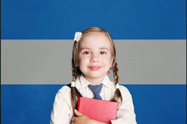 Концепция Аргентины Маленькой Девочкой Студенткой Книгой Фоне Флага Аргентины — стоковое фото
