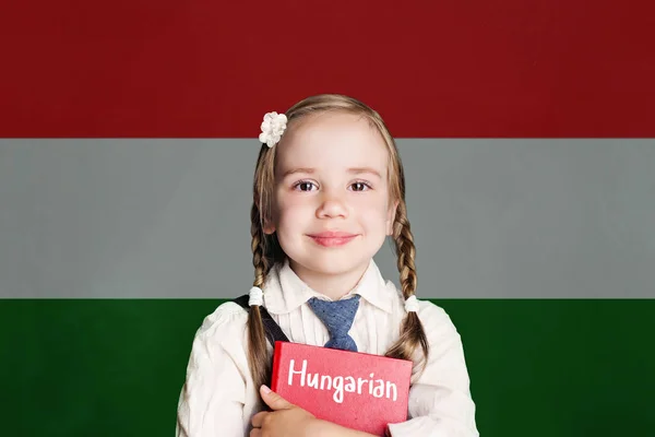 Küçük Kız Öğrenci Kitap Macaristan Bayrağı Arka Plan Ile Macarca — Stok fotoğraf