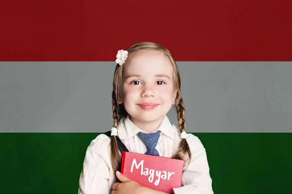 Macaristan Kavramı Kitap Macaristan Bayrağı Arka Planı Ile Küçük Kız — Stok fotoğraf