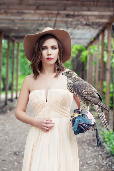 Κομψή γυναίκα με πορτραίτο πουλί σε εξωτερικούς χώρους — Φωτογραφία Αρχείου