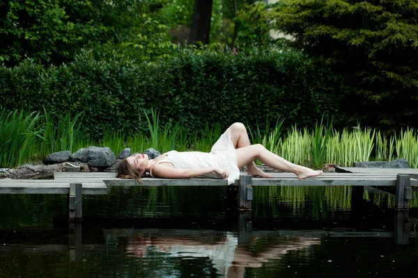 Belle jeune femme reposant sur le pont fooden — Photo