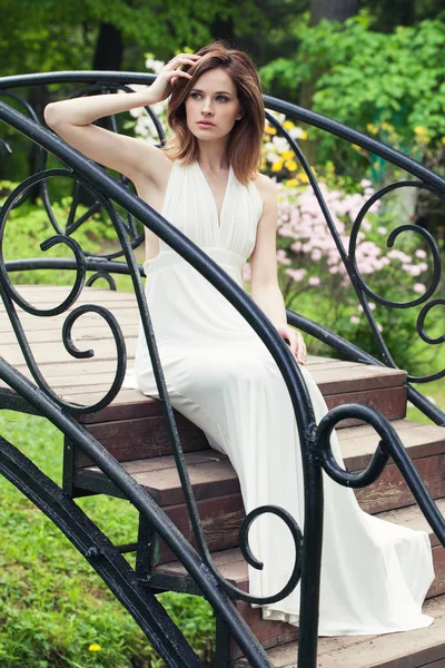 Елегантна дівчина нареченої в білій сукні на відкритому повітрі. Красива жінка — стокове фото