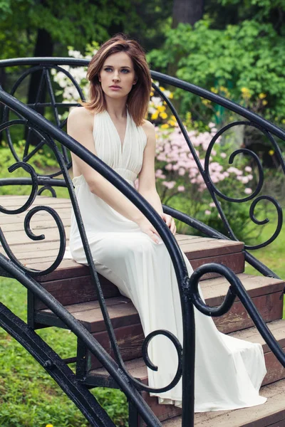 Mujer de primavera con vestido blanco solo, retrato al aire libre — Foto de Stock