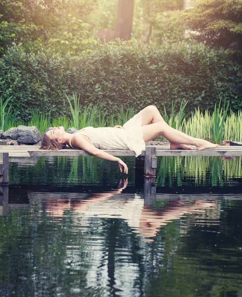 Mulher bonita relaxante no lago — Fotografia de Stock