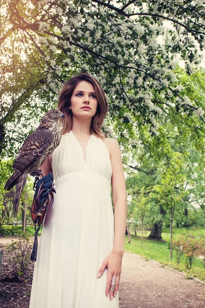 Modelo de chica romántica en vestido blanco con pájaro al aire libre —  Fotos de Stock