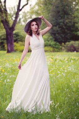 Açık havada beyaz elbiseli güzel kadın modeli. Güzel kadın