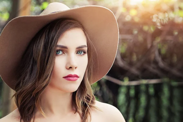 Hermosa cara de mujer perfecta al aire libre. Chica bonita con sombrero —  Fotos de Stock