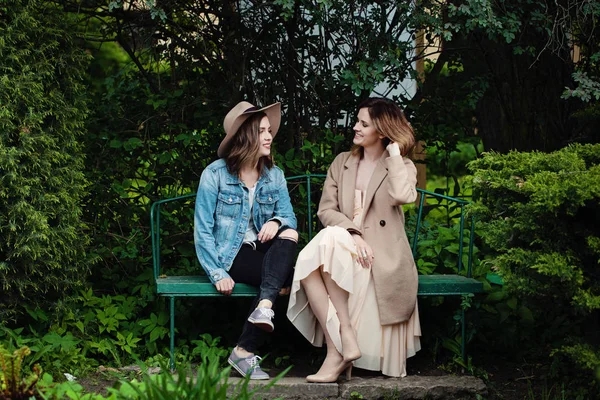 Glückliche Freundinnen plaudern im Spring Park, Lifestyleporträt — Stockfoto