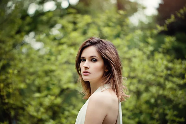 Cara de mujer de cerca. Mujer bonita al aire libre retrato —  Fotos de Stock