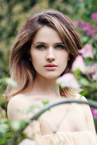 Bonito jovem modelo menina primavera em flores — Fotografia de Stock