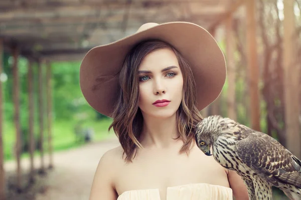 Mujer agradable con pájaro al aire libre retrato —  Fotos de Stock