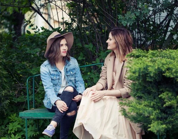 Jolies filles jeunes amis bavarder à l'extérieur, portrait de style de vie — Photo