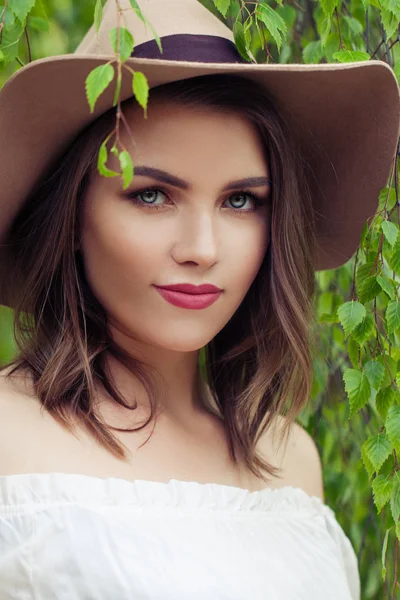 Close-up ao ar livre retrato de rosto jovem mulher. Menina bonita em ha — Fotografia de Stock