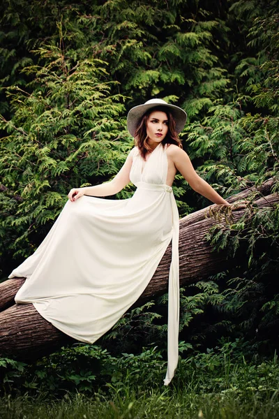 Sensual mujer en vestido blanco retrato al aire libre —  Fotos de Stock