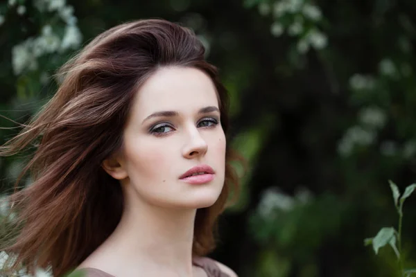 Retrato de primer plano de cara de mujer joven al aire libre — Foto de Stock