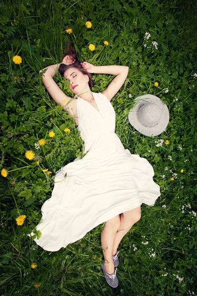 Vacker kvinna liggande på grönt gräs utomhus, ovanifrån — Stockfoto