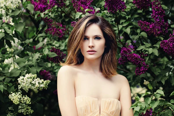 Jonge gezonde vrouw buiten op florale achtergrond — Stockfoto
