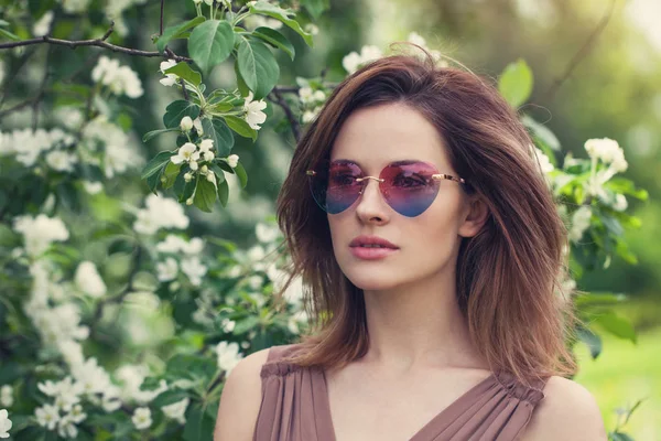 Jeune belle femme en lunettes de soleil à l'extérieur. Jolie fille — Photo