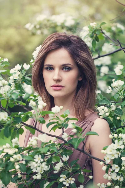 Portrait of sensual woman in spring blossom garden. — Stock Photo, Image