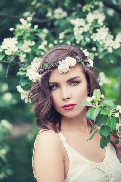 Spring woman portrait. Perfect young model on spring flowers — Stock Photo, Image