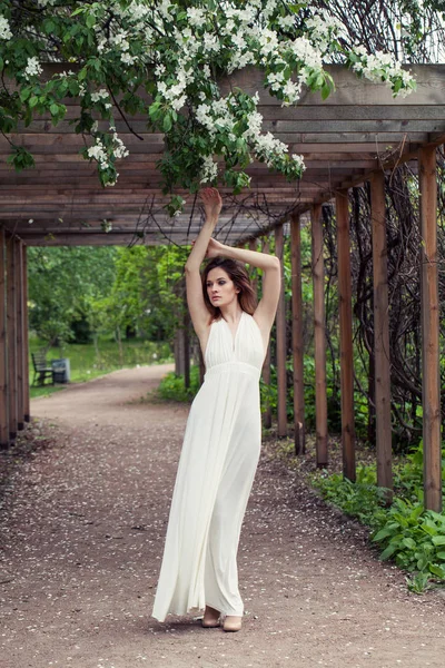Hermosa mujer sensual en vestido blanco en flores jardín al aire libre —  Fotos de Stock