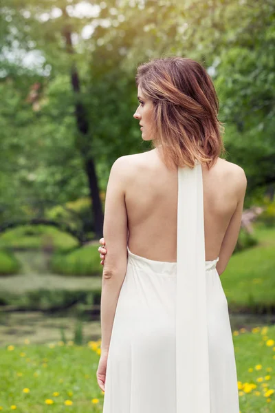 Wiosna zewnątrz portret stylowy Kobieta w białej sukni — Zdjęcie stockowe