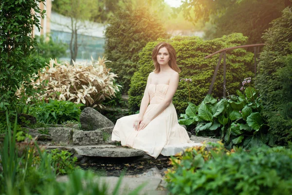 屋外の日本庭園でプロムのドレスを着ている美しい女性 — ストック写真