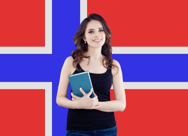 Norveç. Neşeli güzel kadın öğrenci karşı Norveç bayrağı