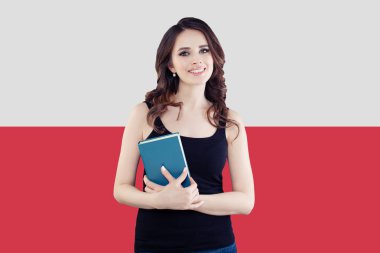Mutlu kız Polonya bayrağı arka üzerinde. Seyahat ve Lehçe dil kavramı öğrenmek