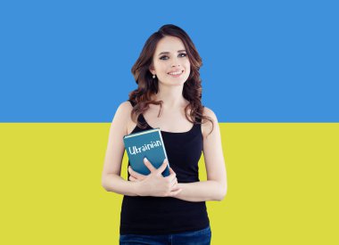 Ukrayna kavramı. Ukrayna bayrağı arka planı çok gülümseyen esmer kadın. Ukrayna'da seyahat ve Ukrayna dili öğrenmek