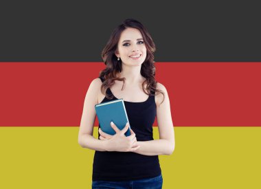 Almanya bayrağı arka planı gülümseyerek mutlu bir genç kadın portresi. 
