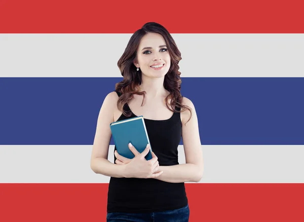 愉快的妇女在泰国旗子背景. — 图库照片