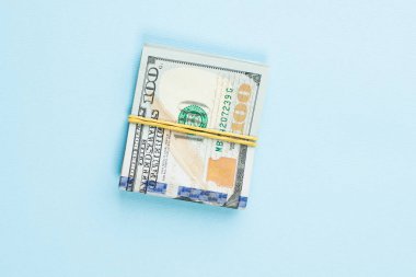 100 bize dolar para nakit mavi masa arka plan üzerinde
