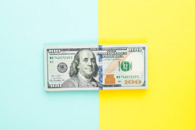 100 bize dolar bill para nakit mavi ve Sarı zemin üzerine.