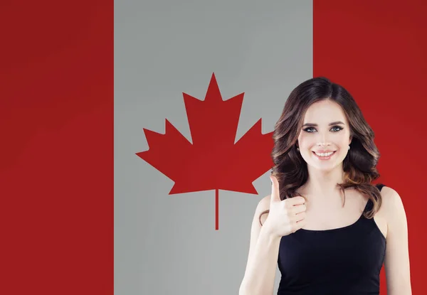 愉快的年轻妇女展示拇指靠在加拿大旗子 — 图库照片