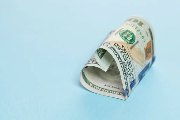 Profitto e denaro concetto regalo. 100 dollari a forma di cuore contante — Foto Stock