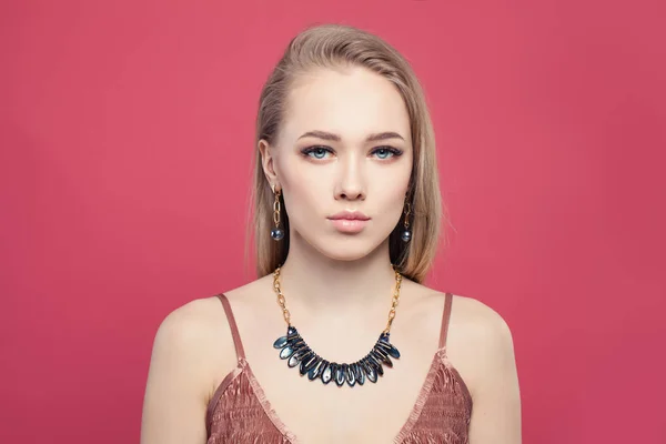 Jonge perfecte blonde vrouw met gouden sieraden ketting ketting — Stockfoto