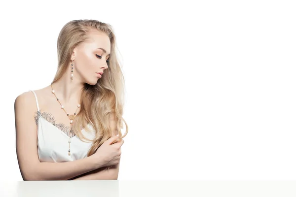 Schattig jong blond haar vrouw draagt gouden sieraden bijou ketting ketting — Stockfoto