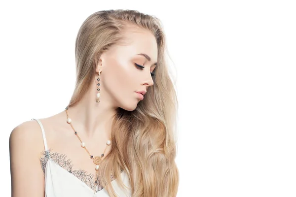 Jonge blonde vrouw met gouden sieraden Oorbellen en ketting ketting — Stockfoto