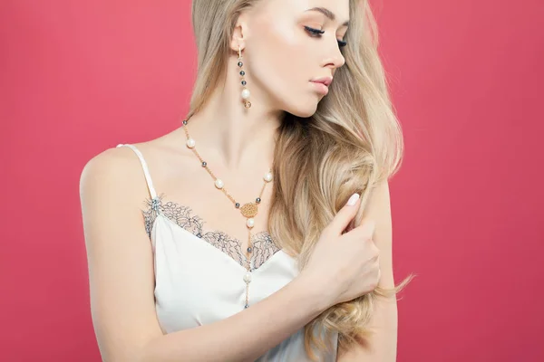 Perfecte blonde vrouw dragen witte zijdeachtige boven — Stockfoto