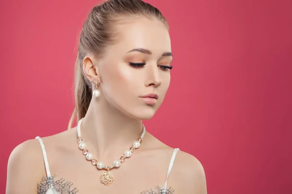 Mooie vrouw met trendy gouden sieraden Oorbellen ketting — Stockfoto
