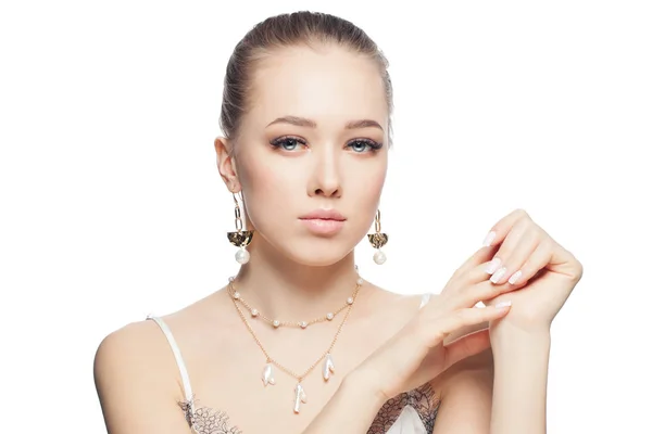 金のネックレスと真珠のイヤリングを持つ女性の顔をクローズ アップ — ストック写真