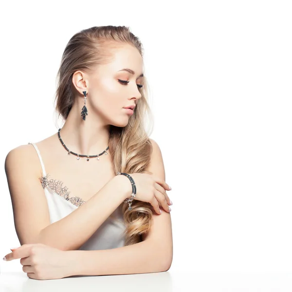 Blond meisje met zilveren sieraden Oorbellen, armband en ketting — Stockfoto