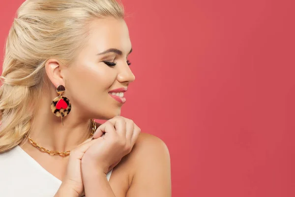 Gelukkig blonde vrouw met mode golden earring — Stockfoto
